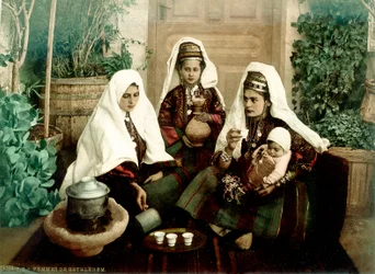 Gruppe arabischer Frauen aus Bethlehem beim Kaffeetrinken, ca. 1880-1900